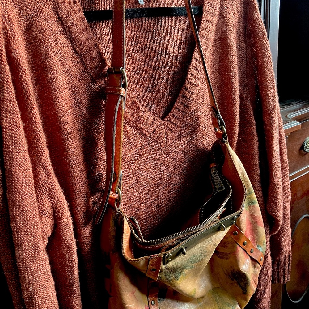 Super super soft oversized sweater and leather bag outfit combination